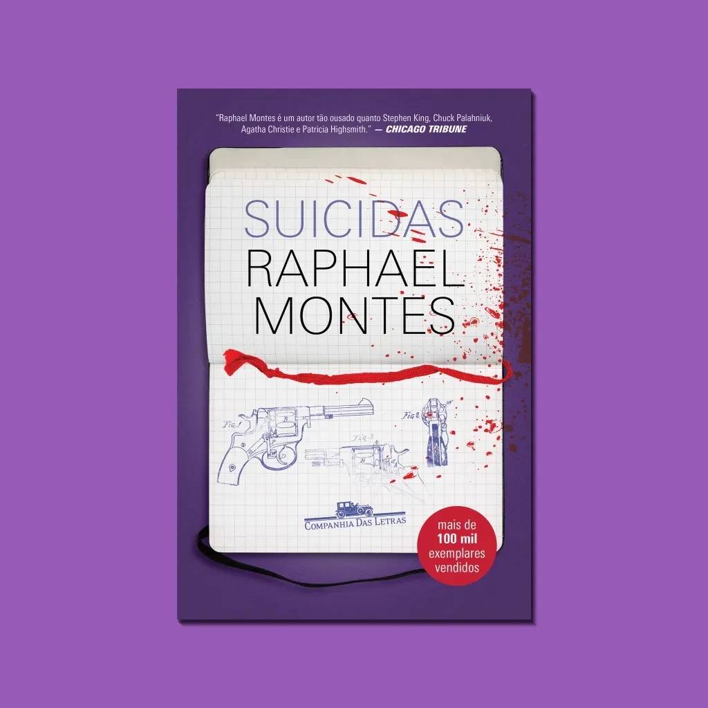 Capa do livro Suicidas de Raphael Montes, com t&iacute;tulo em letras pretas e respingos de sangue. Abaixo, desenhos t&eacute;cnicos de armas em azul sobre papel quadriculado, com uma fita vermelha e um el&aacute;stico preto. No canto inferior direito, um selo vermelho indica mais de 100 mil exemplares vendidos. O fundo &eacute; roxo