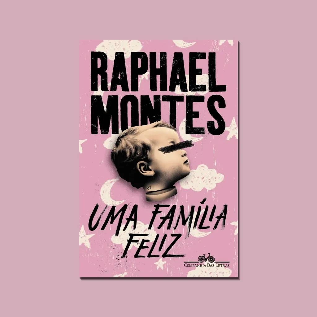 Capa do livro Uma Fam&iacute;lia Feliz de Raphael Montes, com fundo rosa claro e textura de papel amassado. Um beb&ecirc; de perfil, com os olhos cobertos por uma tarja preta, olha para cima. O fundo tem desenhos de nuvens, estrelas e luas brancas. O t&iacute;tulo e o nome do autor est&atilde;o em letras pretas e grandes. No canto inferior direito, o logo da Companhia das Letras