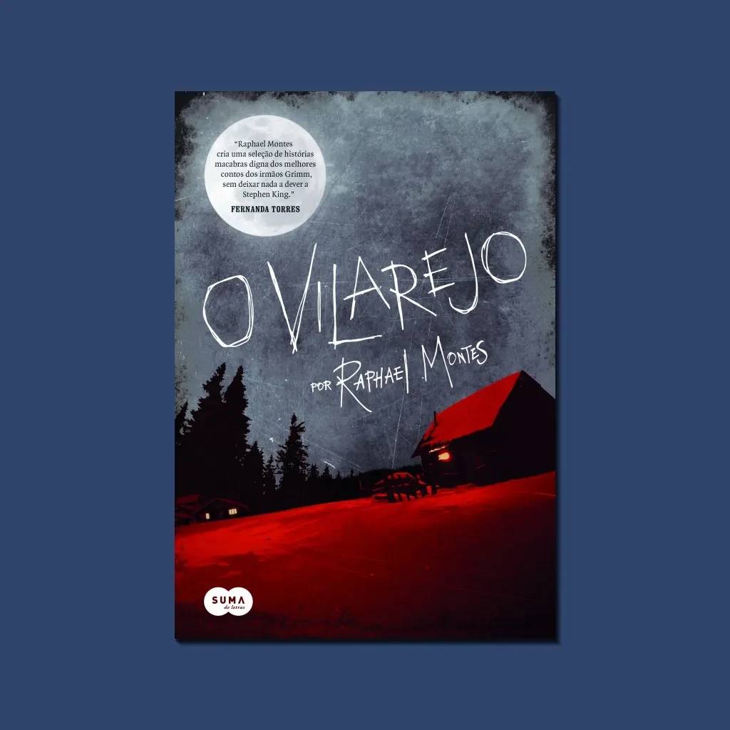 Capa do livro O Vilarejo de Raphael Montes. A imagem noturna mostra uma casa escura com telhado vermelho e luzes acesas, em um campo vermelho-sangue, sob um c&eacute;u cinza-escuro com uma lua cheia. &Aacute;rvores escuras e pontiagudas aparecem ao fundo. Um selo branco com a cita&ccedil;&atilde;o de Fernanda Torres est&aacute; no canto superior esquerdo. A editora Suma de Letras est&aacute; no canto inferior esquerdo