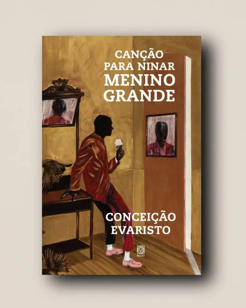 Capa do livro Can&ccedil;&atilde;o para Ninar Menino Grande de Concei&ccedil;&atilde;o Evaristo. A ilustra&ccedil;&atilde;o mostra um homem negro de terno vermelho e sapatos rosas, segurando uma flor branca. Ele est&aacute; sentado em uma mesa de cabeceira escura, com um espelho refletindo sua imagem. Ao fundo, uma porta aberta revela outro quadro com uma figura similar. O ambiente tem tons terrosos e dourados